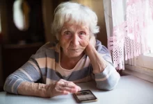 Seniorka s mobilem