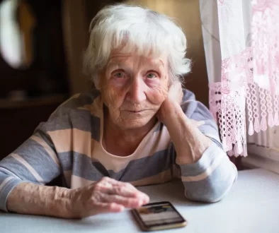 Seniorka s mobilem