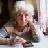 Seniorka s mobilem