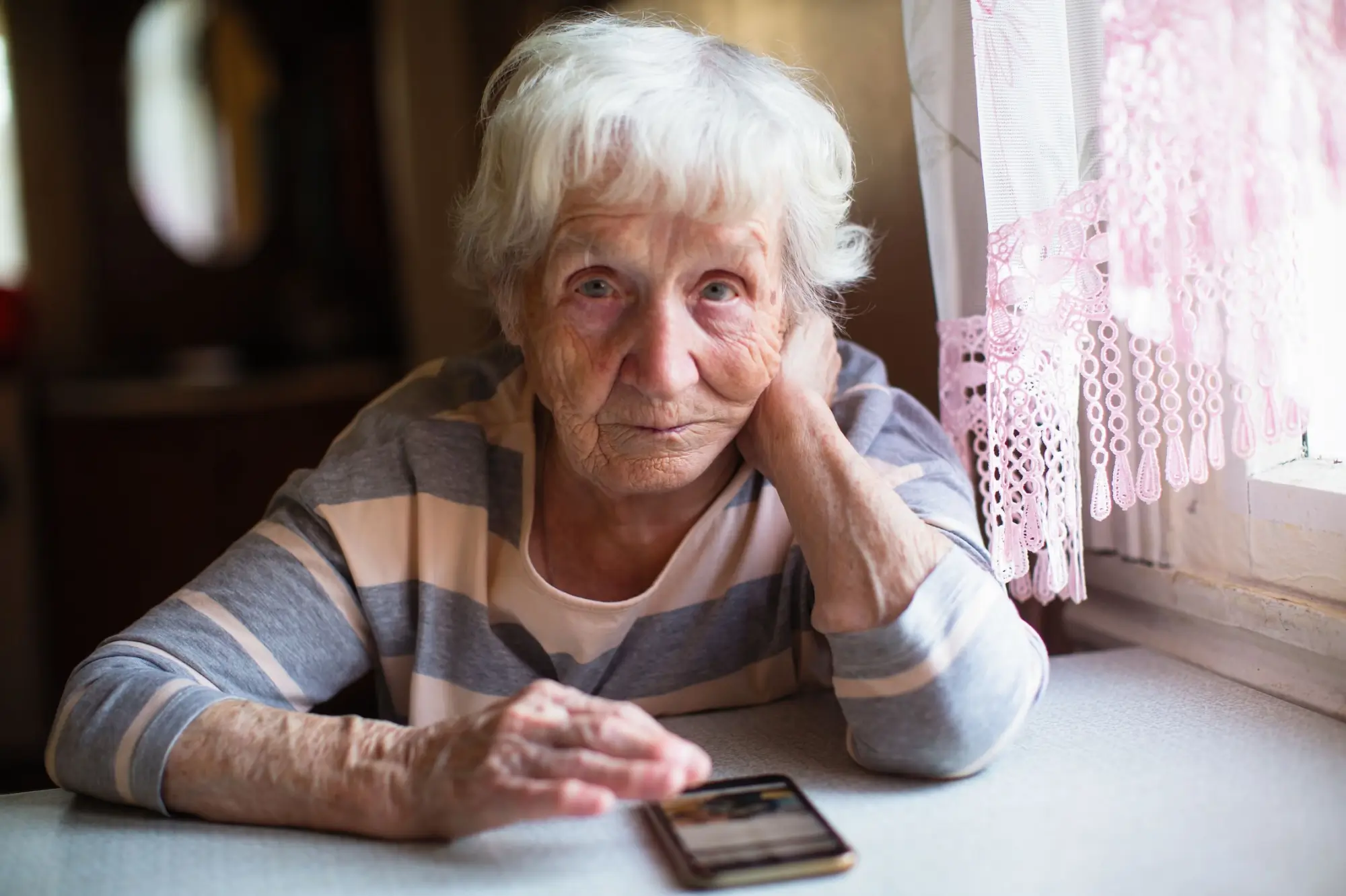 Seniorka s mobilem