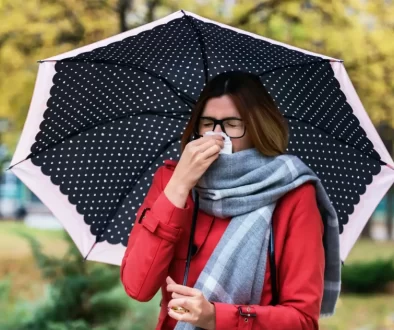 Smrkající žena s deštníkem