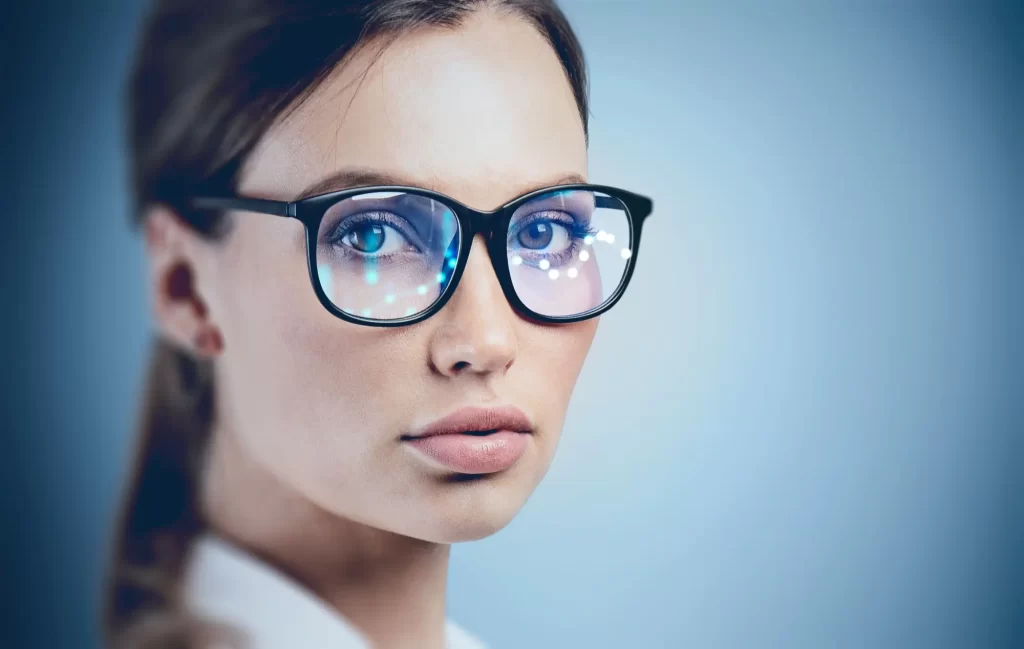 Shutterstock_1648453189 - SportDeník Žena s futuristickými AR brýle