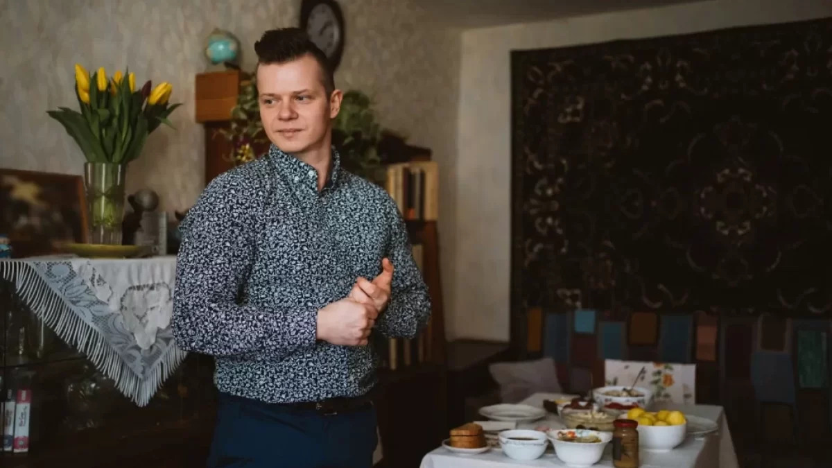 Mladý muž v obýváku před rokem 1989
