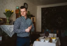 Mladý muž v obýváku před rokem 1989