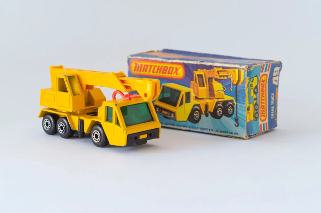 Shutterstock_1709096500 - SportDeník Starý žlutý model autíčka značky Matchbox