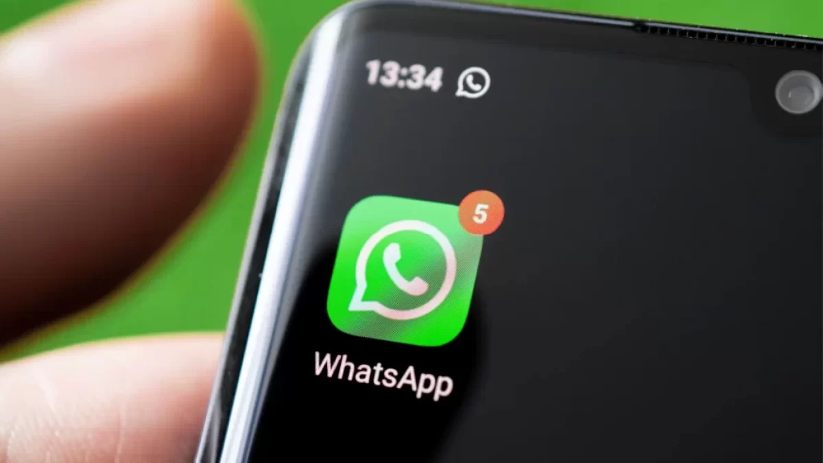 Ikona aplikace WhatsApp na obrazovce chytrého telefonu