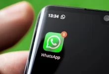 Ikona aplikace WhatsApp na obrazovce chytrého telefonu