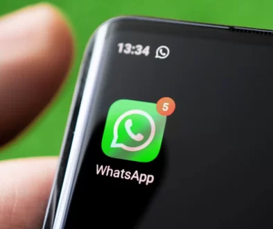 Ikona aplikace WhatsApp na obrazovce chytrého telefonu