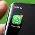 Ikona aplikace WhatsApp na obrazovce chytrého telefonu
