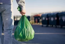 Muž jdoucí vyhodit pytel s odpadky
