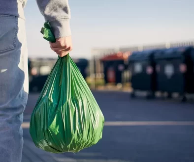 Muž jdoucí vyhodit pytel s odpadky