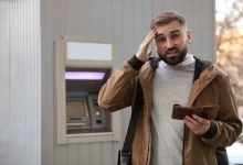 Rozladěný muž u bankomatu