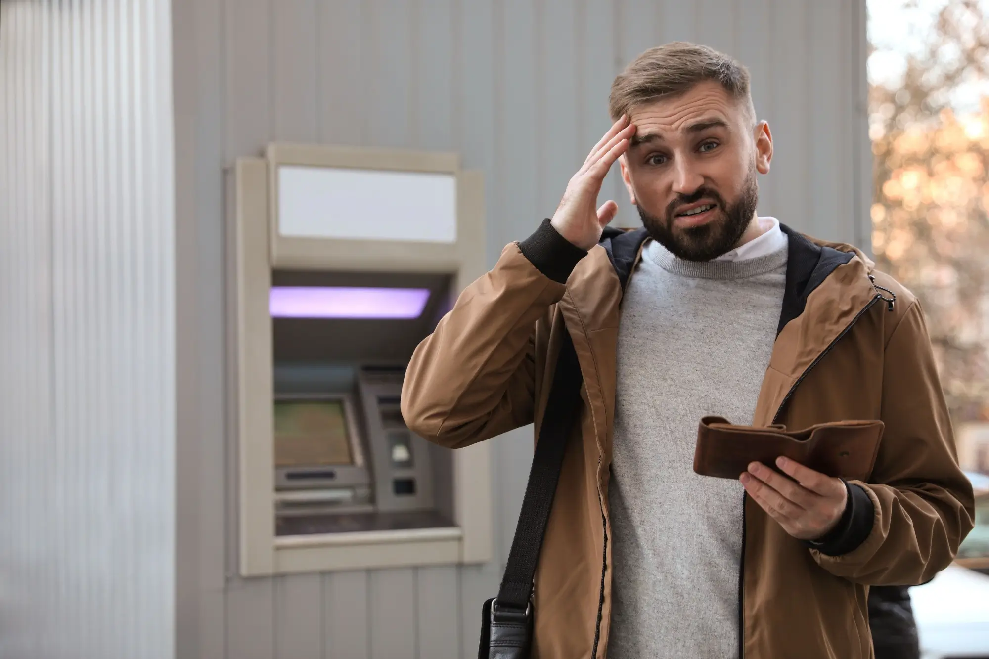 Rozladěný muž u bankomatu