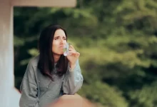 Žena s nechutí pijící vodu ze sklenice