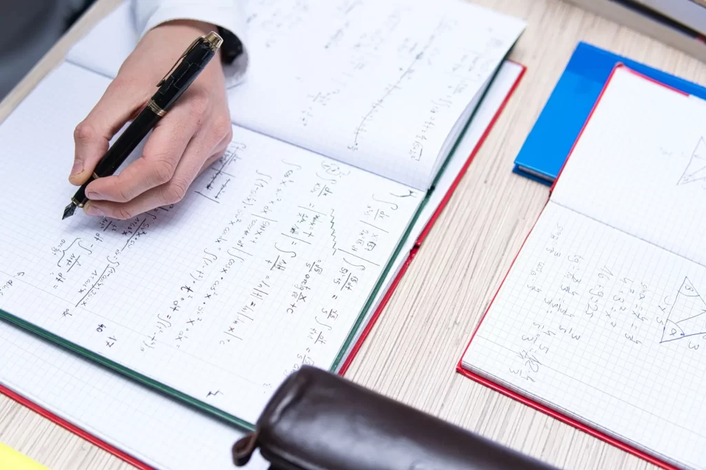 Shutterstock_2174698041 - SportDeník Student na hodině matematiky