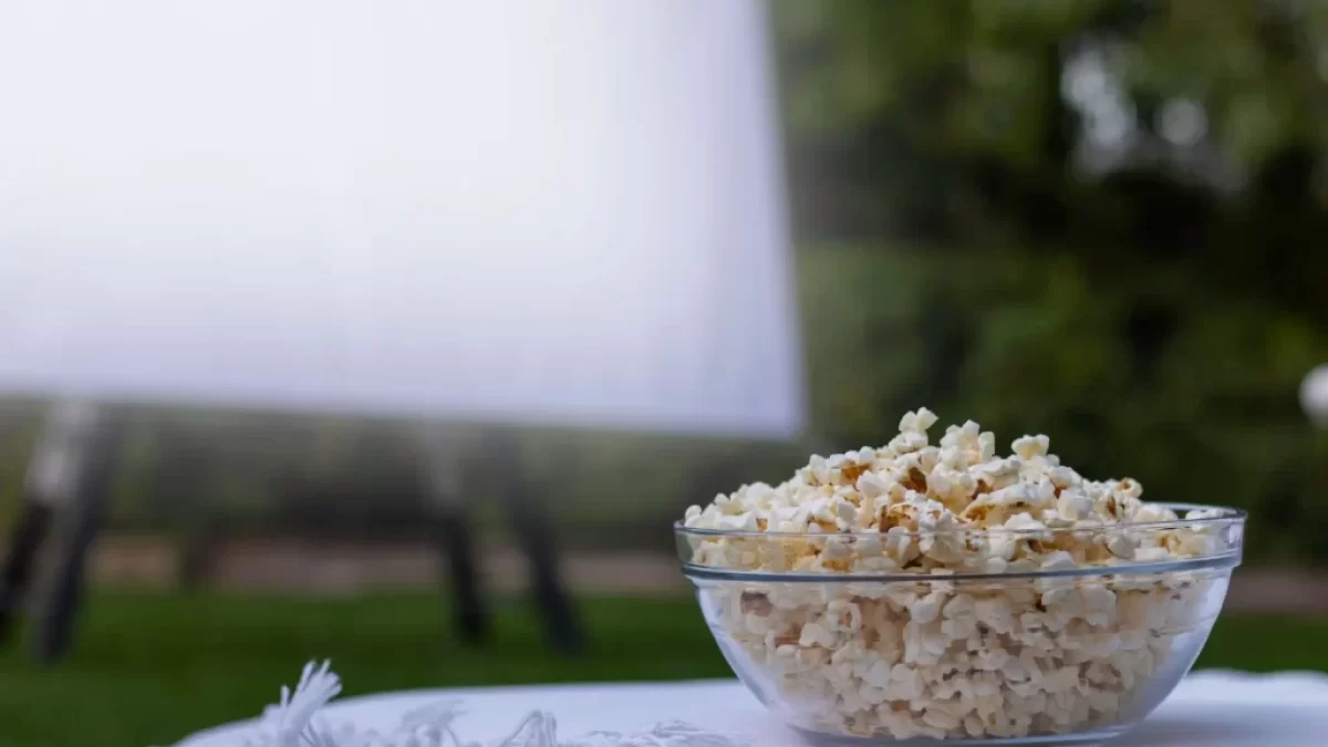 Miska s popcornem na venkovním stolku