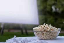 Miska s popcornem na venkovním stolku