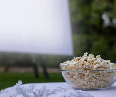Miska s popcornem na venkovním stolku