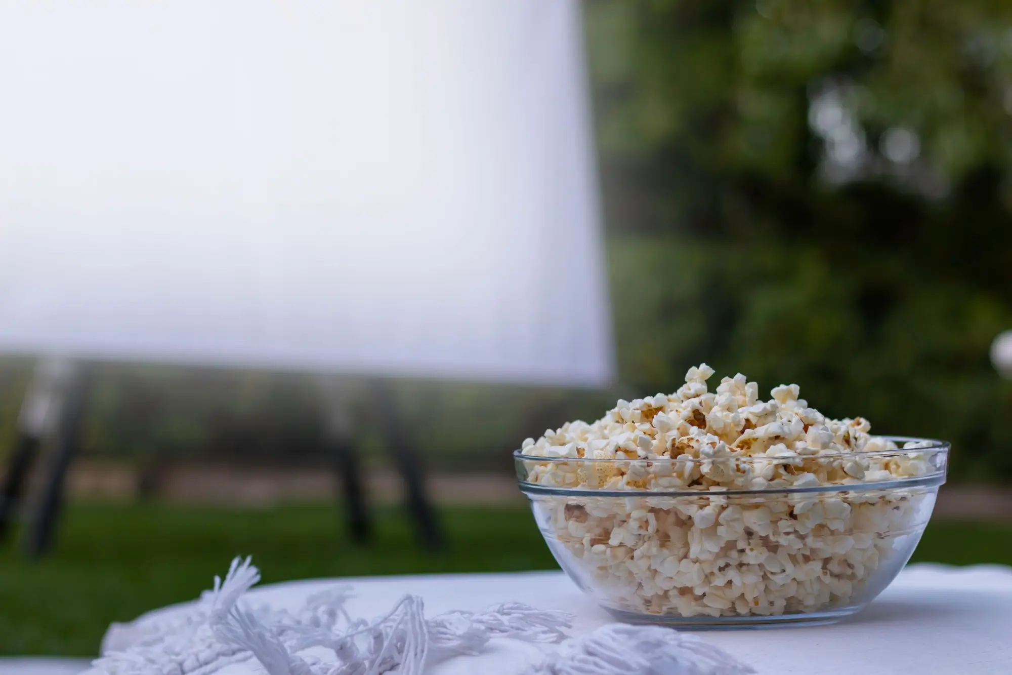 Miska s popcornem na venkovním stolku