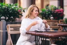 Žena s kávou a občerstvením