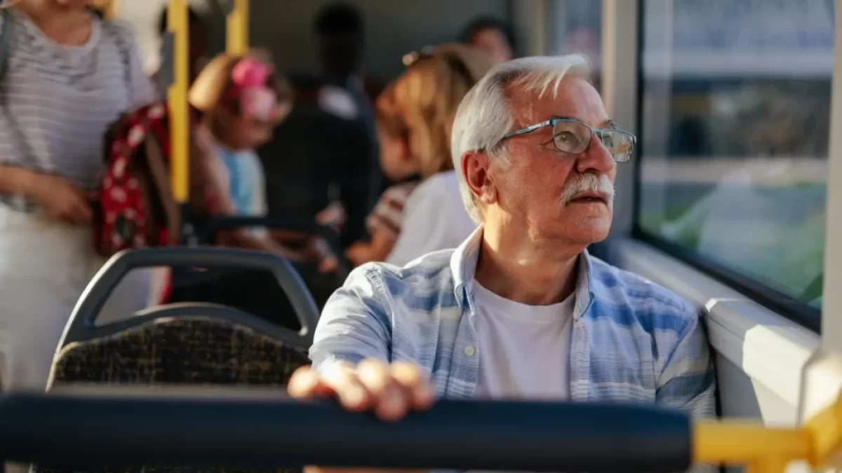 Senior v autobuse