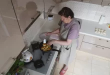 babička v retro kuchyni