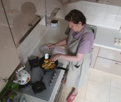 babička v retro kuchyni