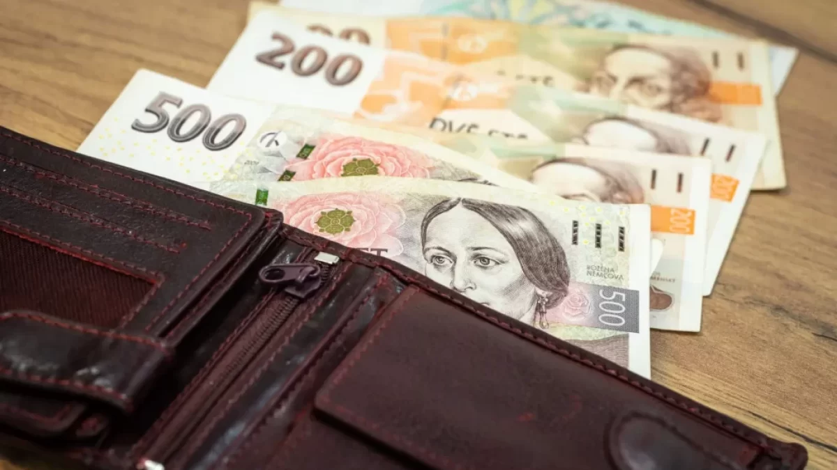 Česká peněženka s rozloženými bankovkam