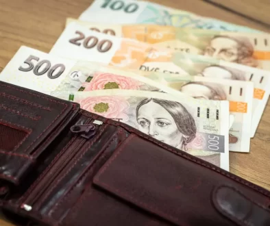 Česká peněženka s rozloženými bankovkam
