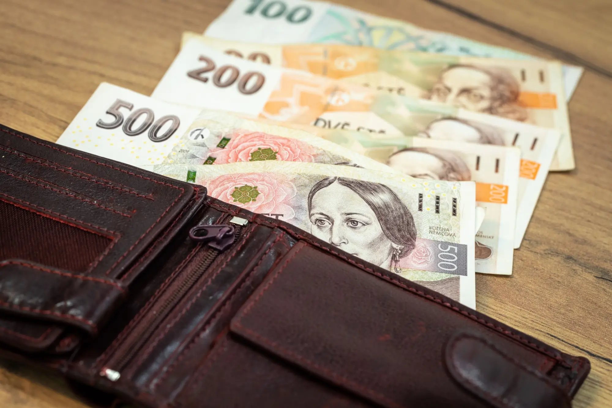 Česká peněženka s rozloženými bankovkam