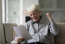 Senior jásající nad dobrými zprávami