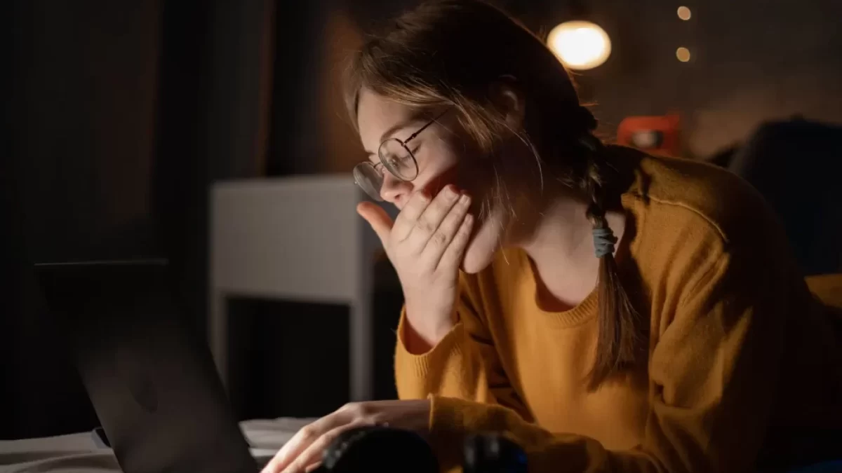 Žena zívá u počítače