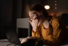 Žena zívá u počítače