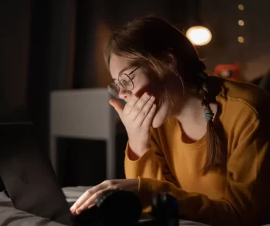 Žena zívá u počítače