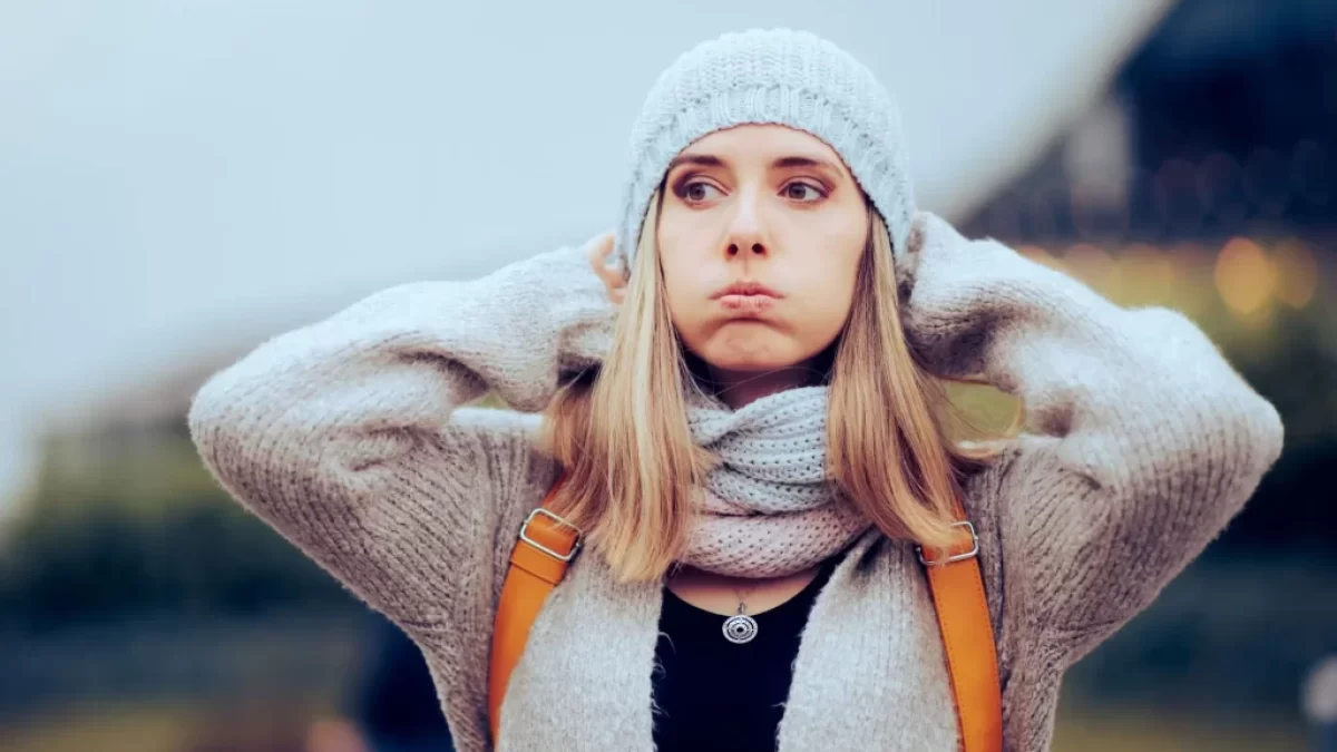 Žena, které se nelíbí chladné počasí
