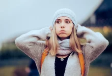 Žena, které se nelíbí chladné počasí