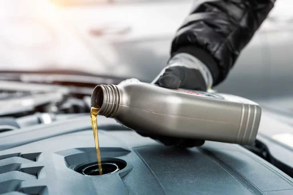 Shutterstock_2284695979 - SportDeník Ruka nalévající motorový olej do auta