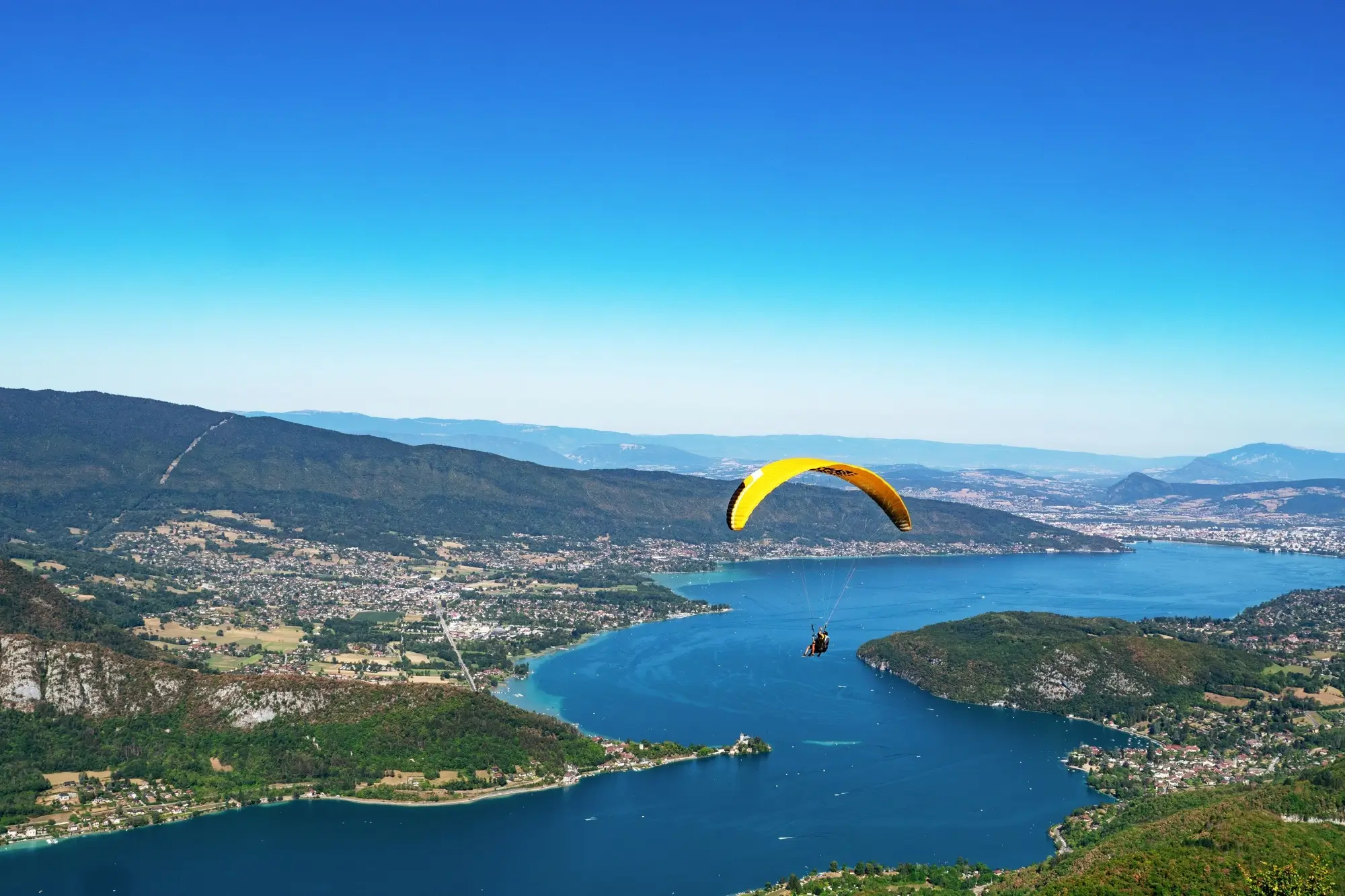 Shutterstock_2366714931 - SportDeník Paragliding nad jezerem Annecy