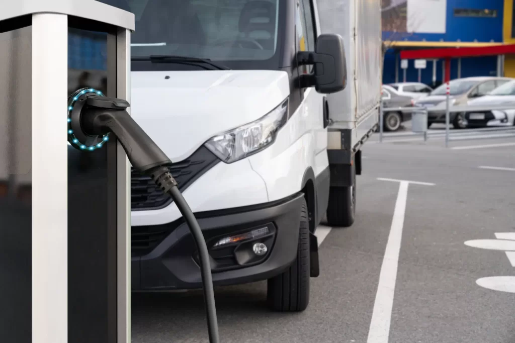 Shutterstock_2390212317 - SportDeník Nákladní elektromobil u nabíjecí stanice