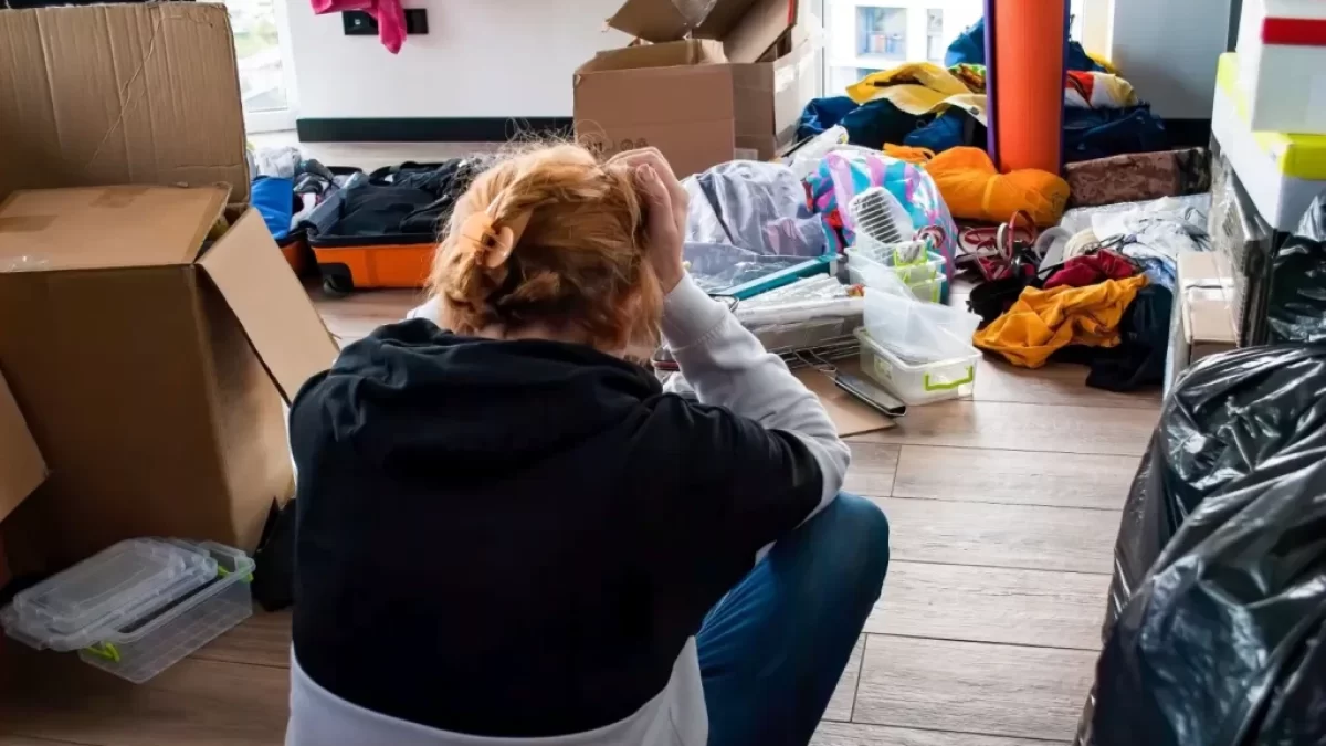 žena sedí v nepořádku