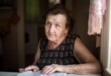 babička čte noviny