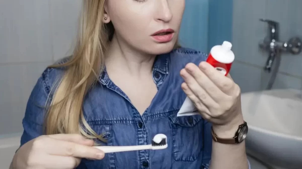 Žena zkoumá složení zubní pasta