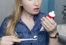 Žena zkoumá složení zubní pasta