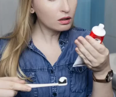 Žena zkoumá složení zubní pasta