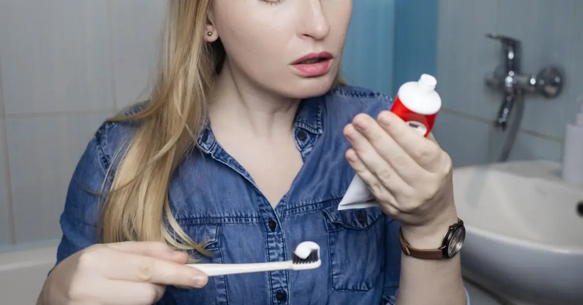 Žena zkoumá složení zubní pasta