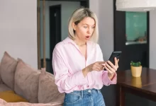 Překvapená žena s mobilem