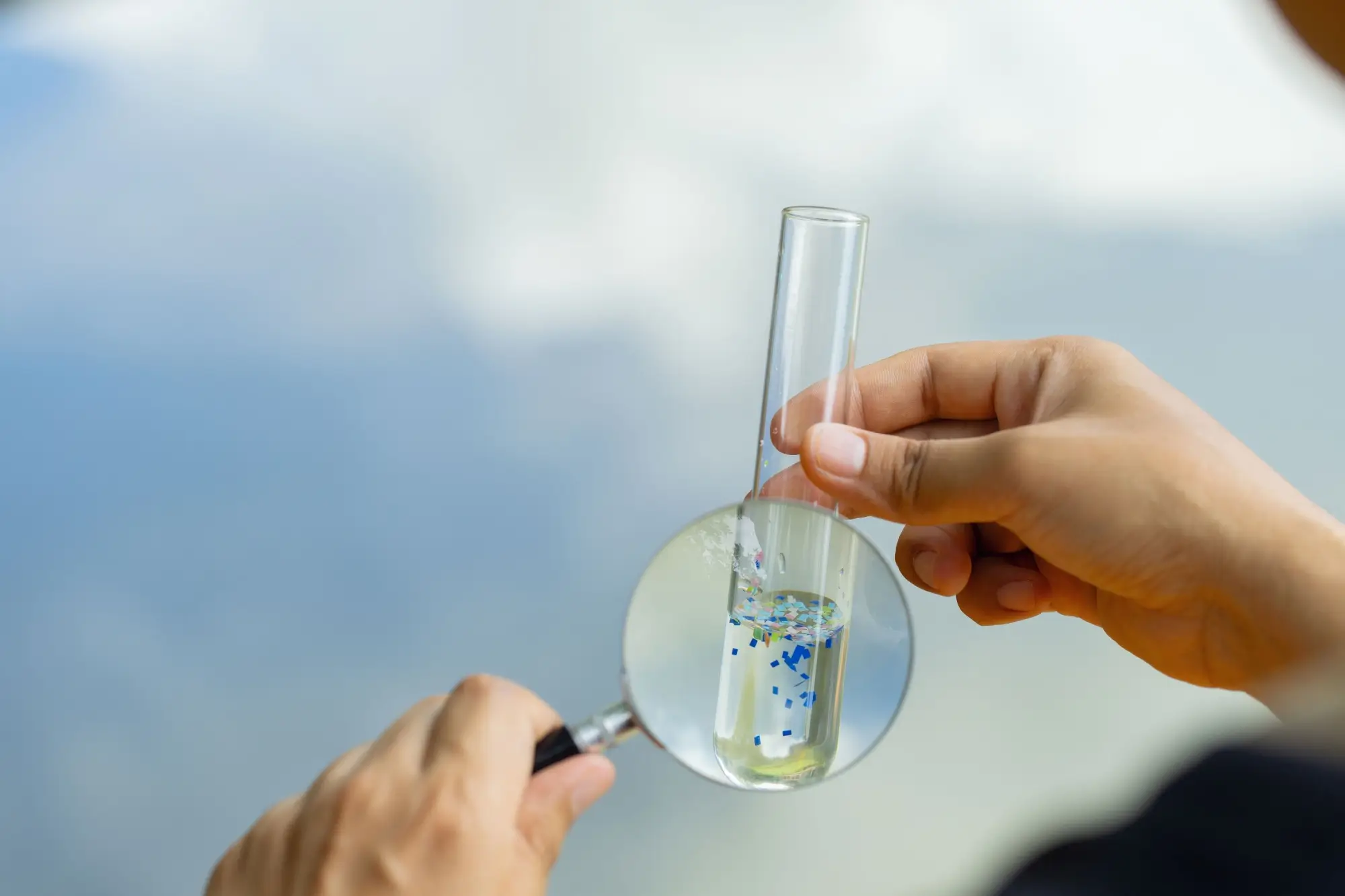 Shutterstock_2490366477 - SportDeník Mikroplasta ve vodě ve zkumavce pod lupou