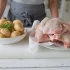 Kuchařka připravuje kuřecí maso a brambory