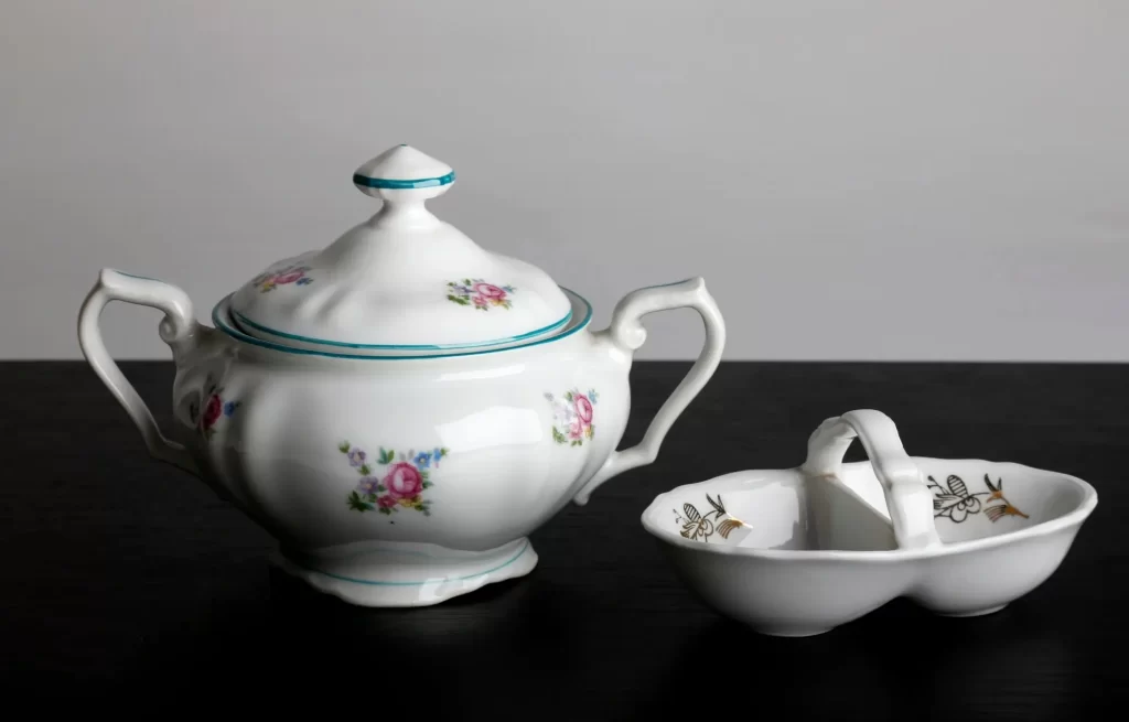 Starý porcelán z první republiky je nejžádanější v kompletní sadě.