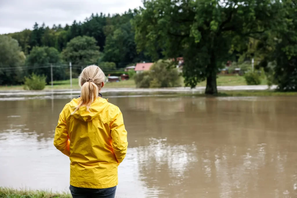 Shutterstock_2525096805 - SportDeník Žena stojící před zaplavenou plochou